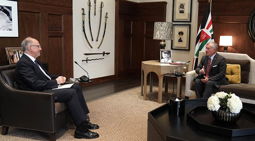 His Majesty King Abdullah meets with Iraqi Deputy Prime Minister and Minister of Finance Ali Allawi at Al Husseiniya Palace on Monday (Photo courtesy of Royal Court)